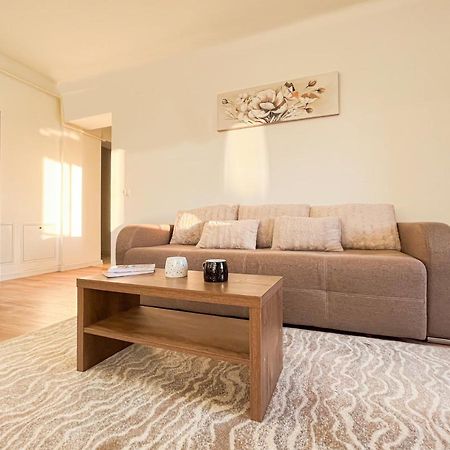Uniquemoments Airport Apartment & Secure Parking & Airport Shuttle Iasi Esterno foto