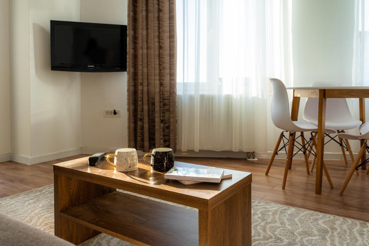 Uniquemoments Airport Apartment & Secure Parking & Airport Shuttle Iasi Esterno foto