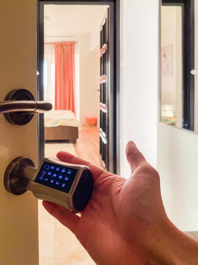 Uniquemoments Airport Apartment & Secure Parking & Airport Shuttle Iasi Esterno foto
