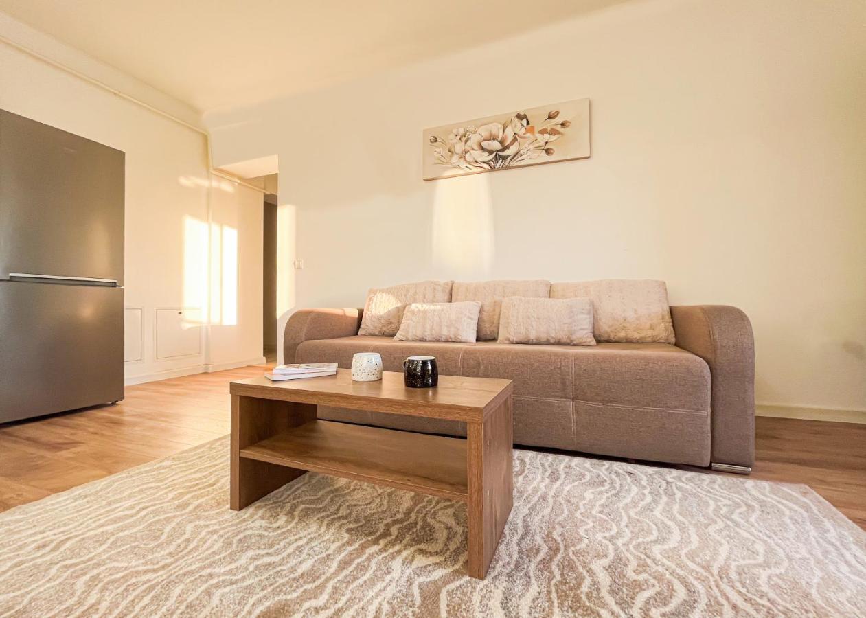 Uniquemoments Airport Apartment & Secure Parking & Airport Shuttle Iasi Esterno foto