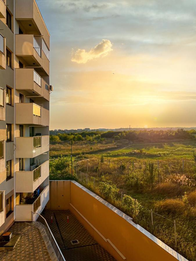 Uniquemoments Airport Apartment & Secure Parking & Airport Shuttle Iasi Esterno foto