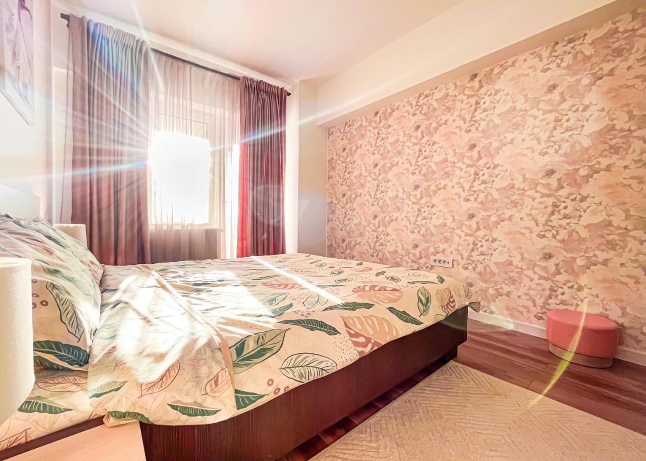 Uniquemoments Airport Apartment & Secure Parking & Airport Shuttle Iasi Esterno foto