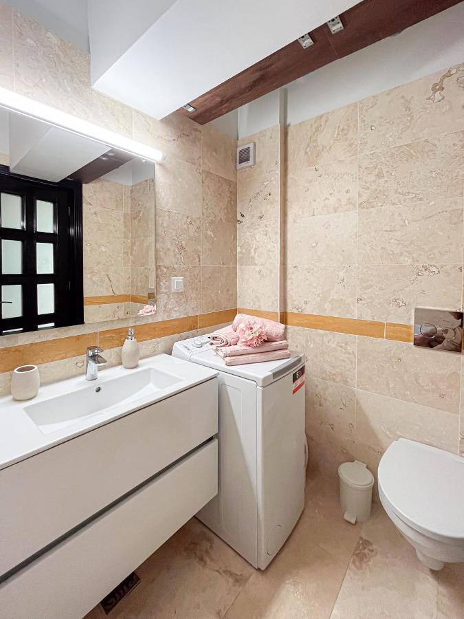 Uniquemoments Airport Apartment & Secure Parking & Airport Shuttle Iasi Esterno foto