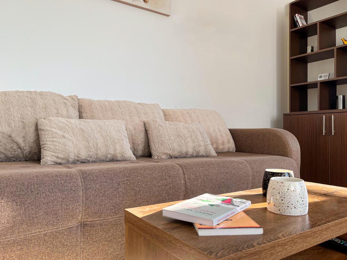 Uniquemoments Airport Apartment & Secure Parking & Airport Shuttle Iasi Esterno foto