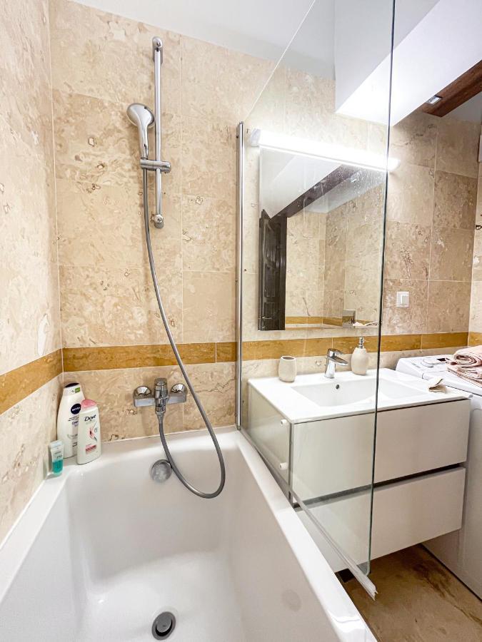 Uniquemoments Airport Apartment & Secure Parking & Airport Shuttle Iasi Esterno foto