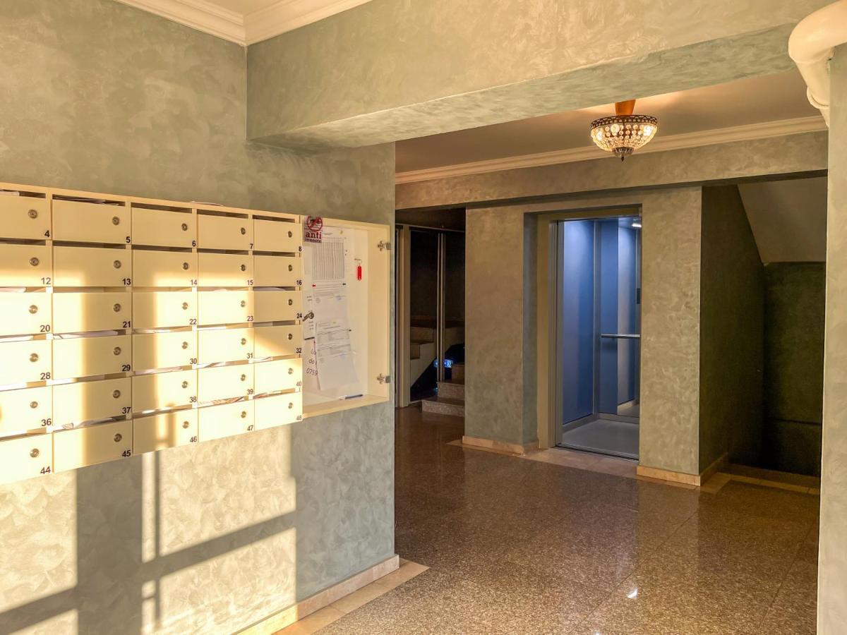 Uniquemoments Airport Apartment & Secure Parking & Airport Shuttle Iasi Esterno foto