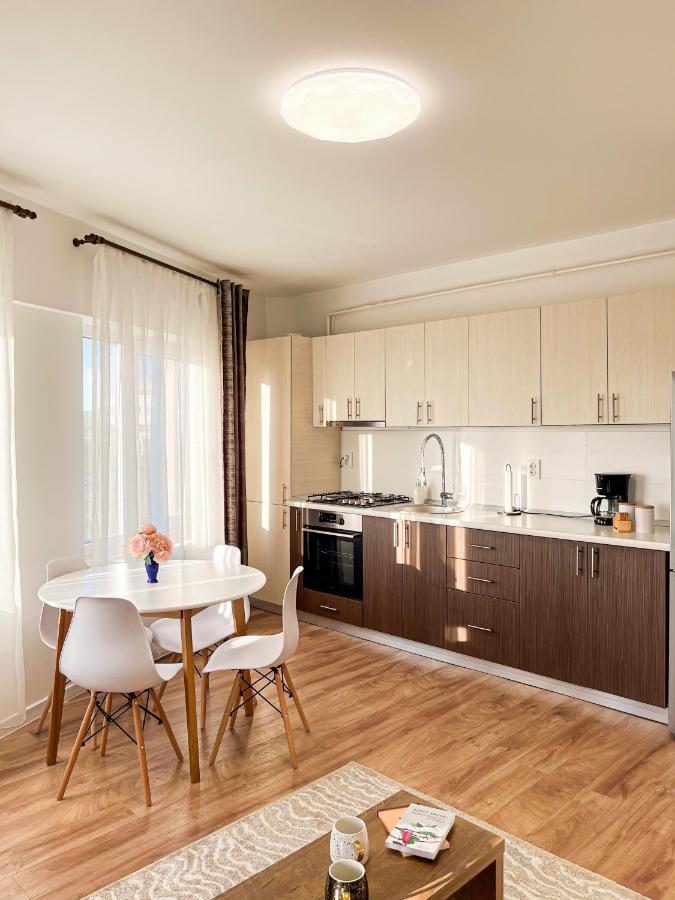 Uniquemoments Airport Apartment & Secure Parking & Airport Shuttle Iasi Esterno foto